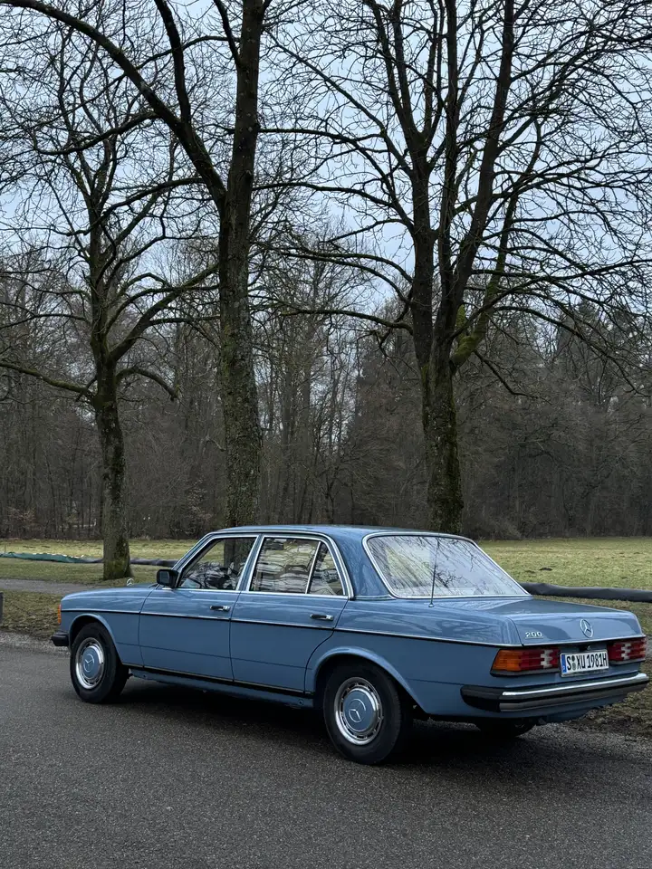 Mercedes-Benz 200 W123 (1981) Chinablau mit H-Kennzeichen, foto 2