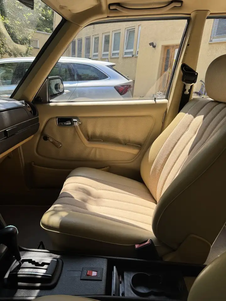 Mercedes-Benz 200 W123 (1981) Chinablau mit H-Kennzeichen, foto 11