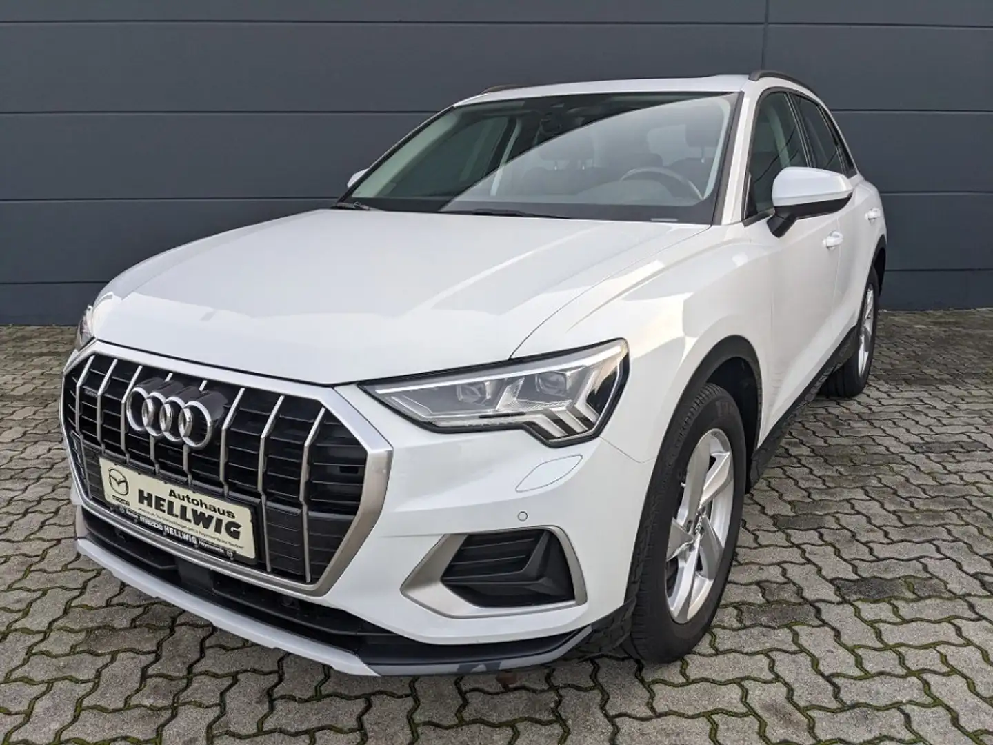 Audi Q3 2.0l TFSI Quattro Advanced Pano Matrix-LED Weiß - 2