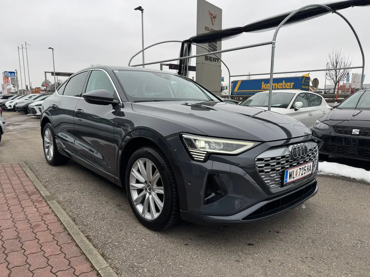 Audi Q8 55 e-tron quattro business Grau - 2
