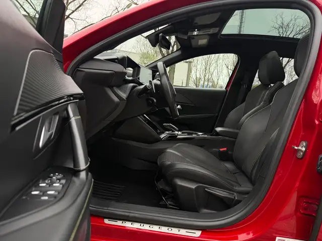 Peugeot 208 view 11