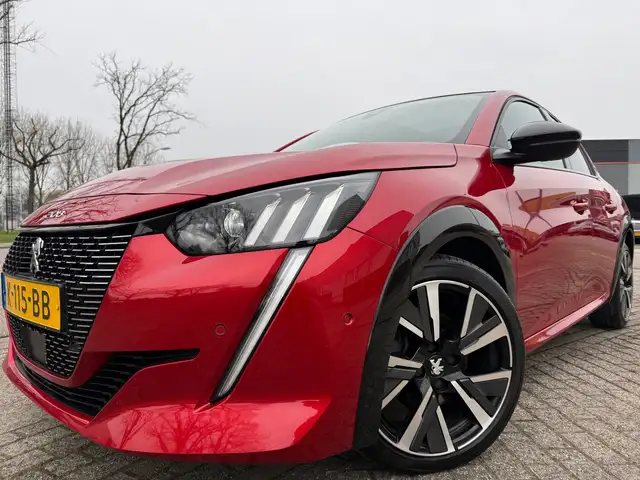 Peugeot 208 view 5