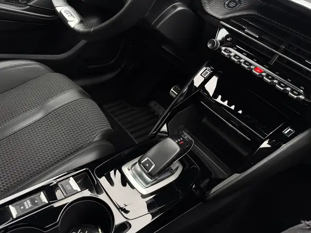 Peugeot 208 view 17