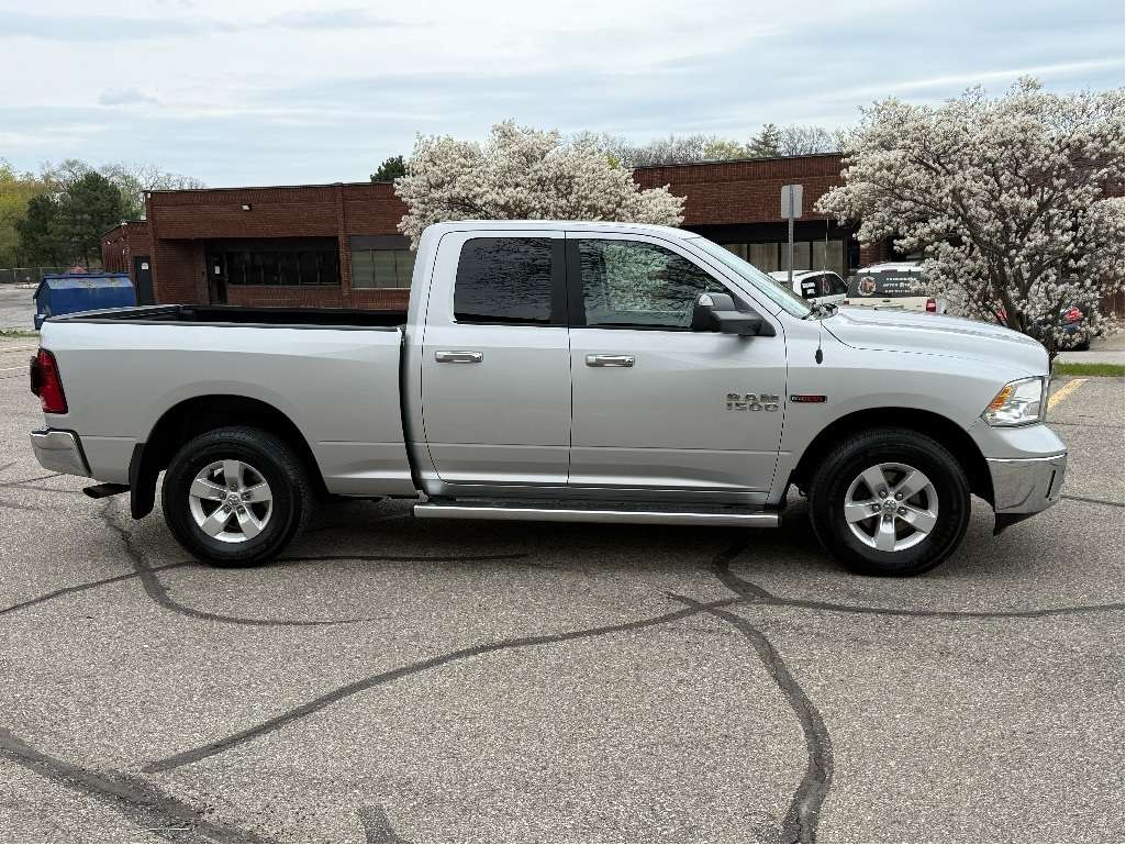 2015 RAM 1500 4WD Quad Cab 140.5 SLT — снимка 1