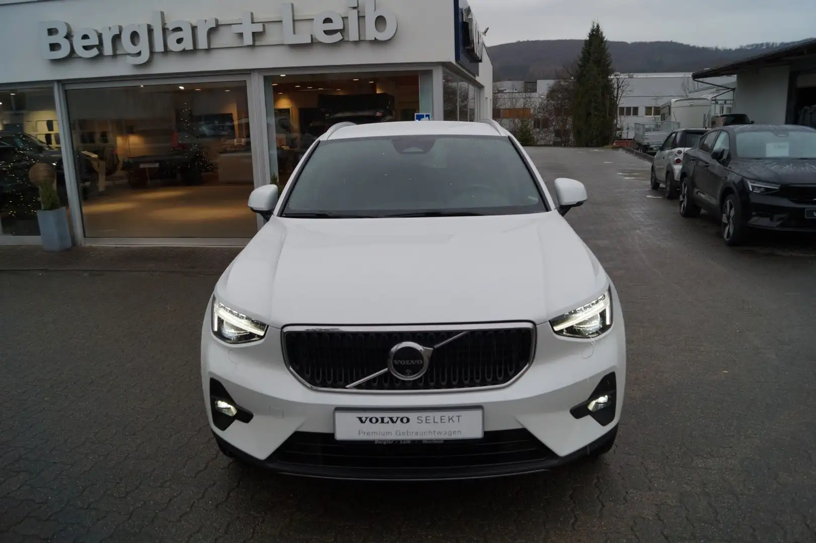 Volvo XC40 B3 Benzin 2WD Core DKG/360°/BLIS/Pixel/19" Blanco - 1