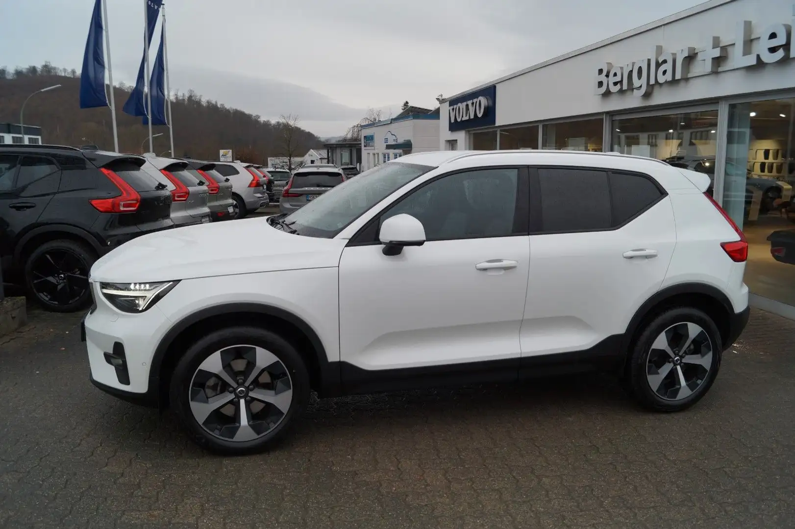 Volvo XC40 B3 Benzin 2WD Core DKG/360°/BLIS/Pixel/19" Blanco - 2