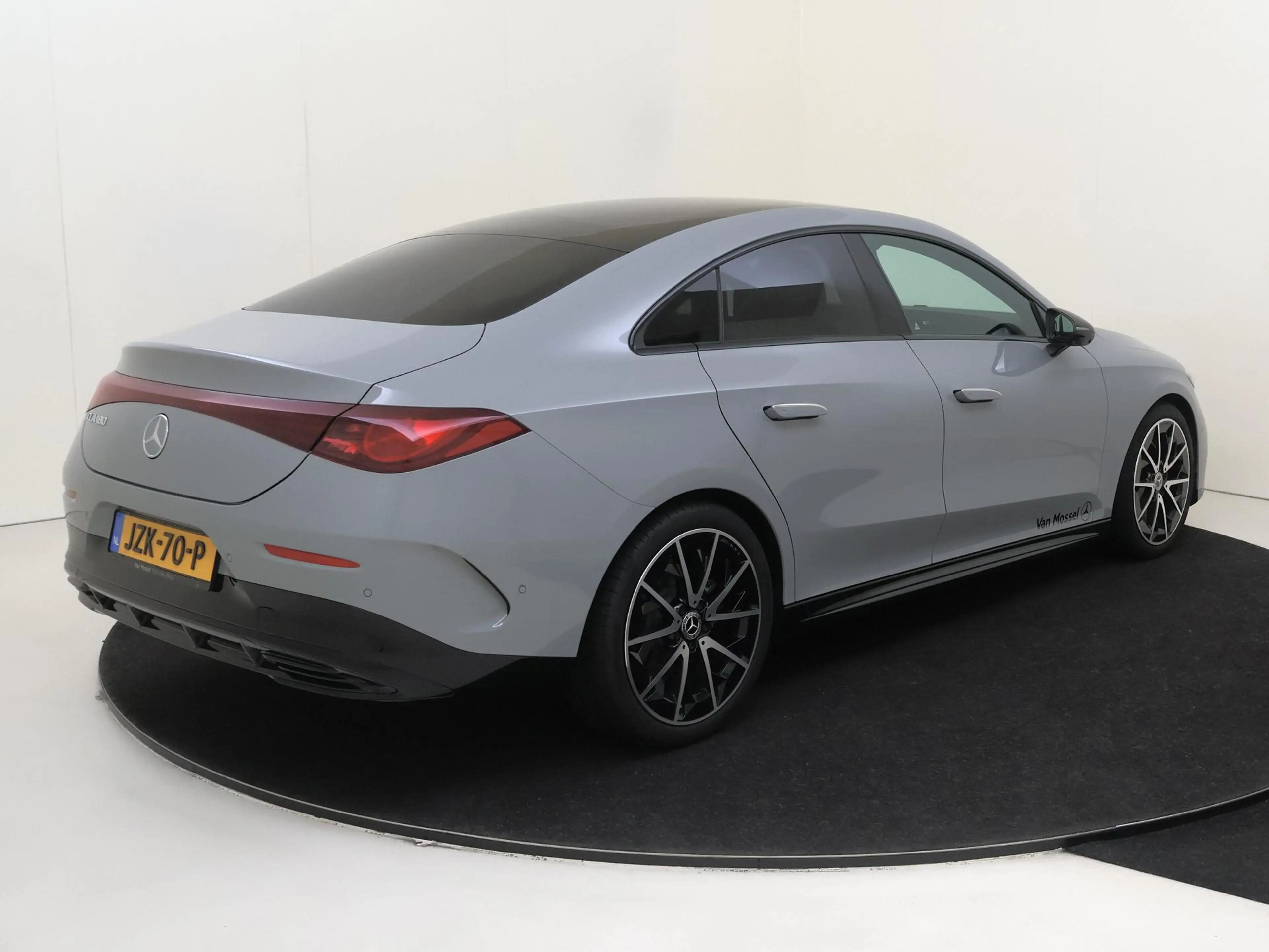 Mercedes-Benz CLA 180 Business Solution AMG — photo 4