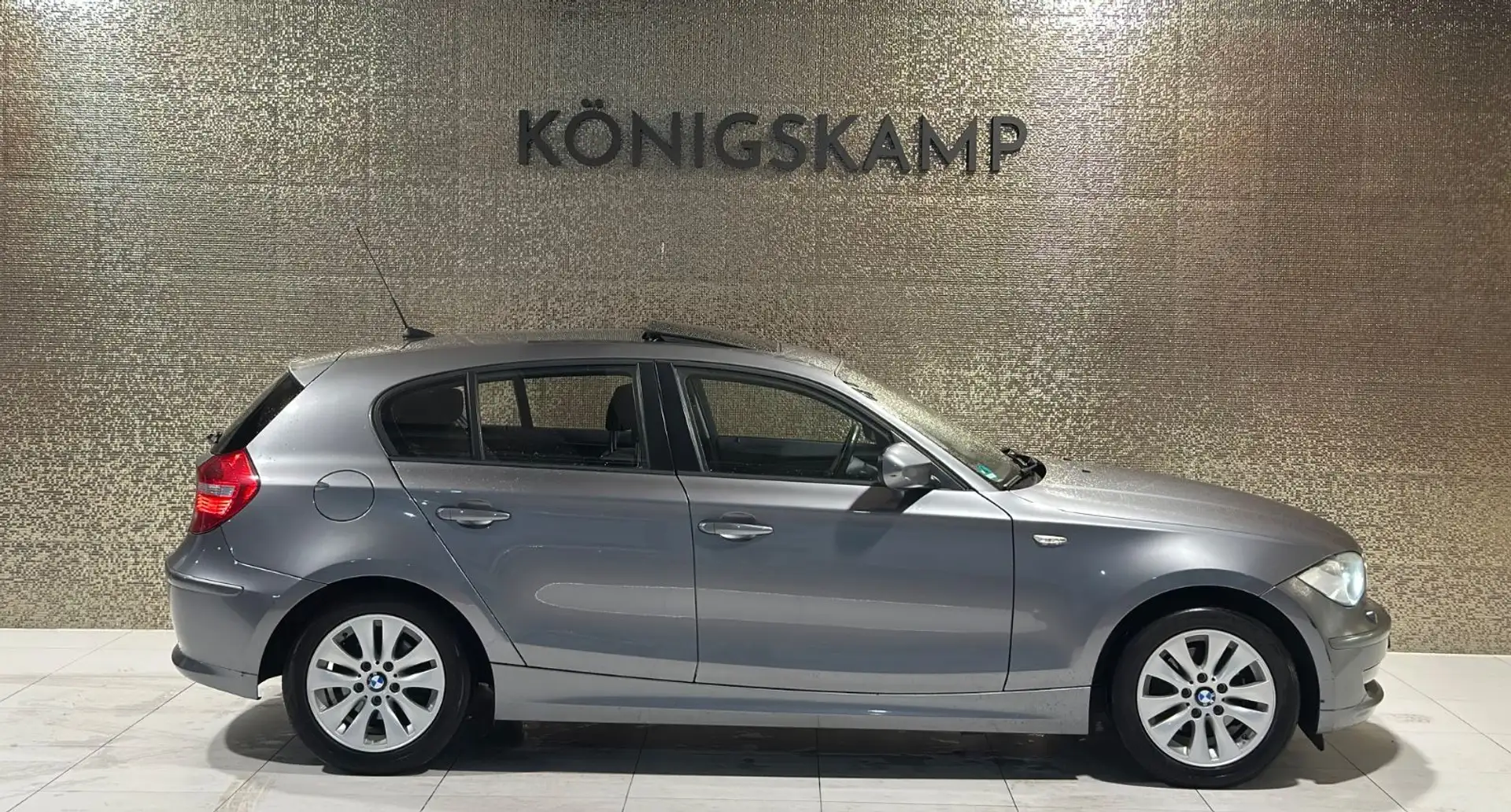 BMW 116 d * SHZ * PDC * SCHIEBEDACH * SERVICE NEU * Grau - 2