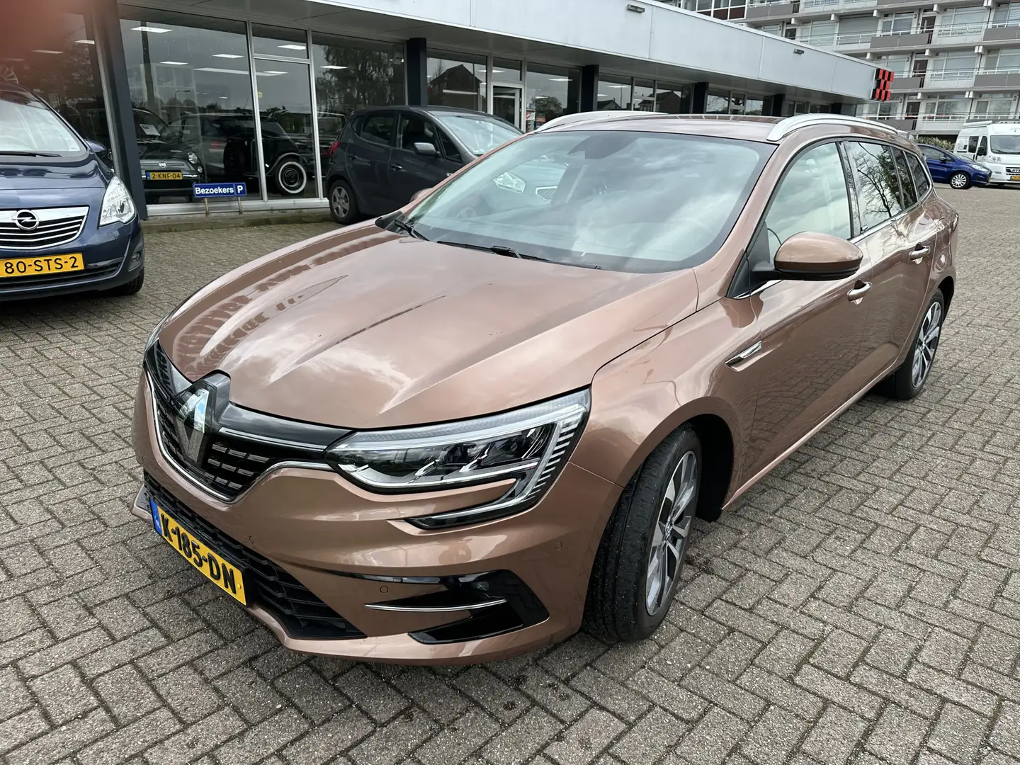 Renault Megane E-Tech Estate 1.6 Plug-In Hybrid 160 Business Edition One Brown - 1