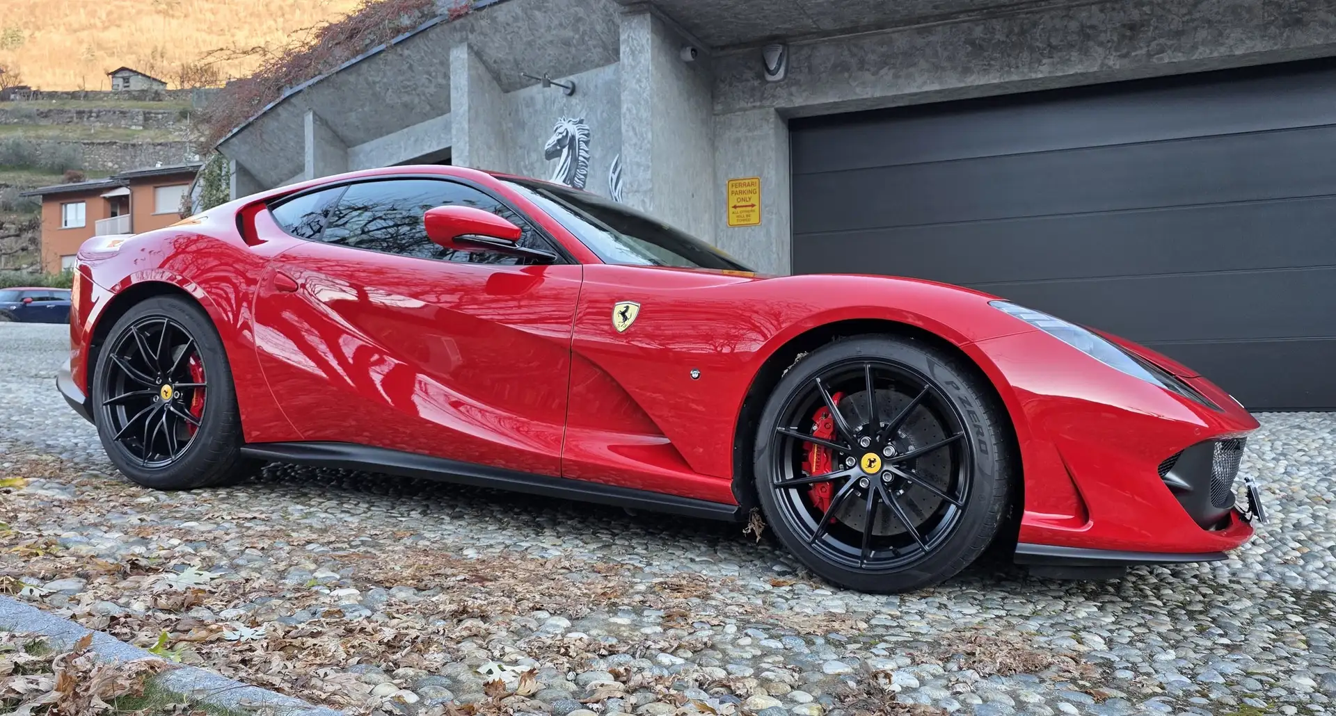 Ferrari 812 Superfast Rosso - 1