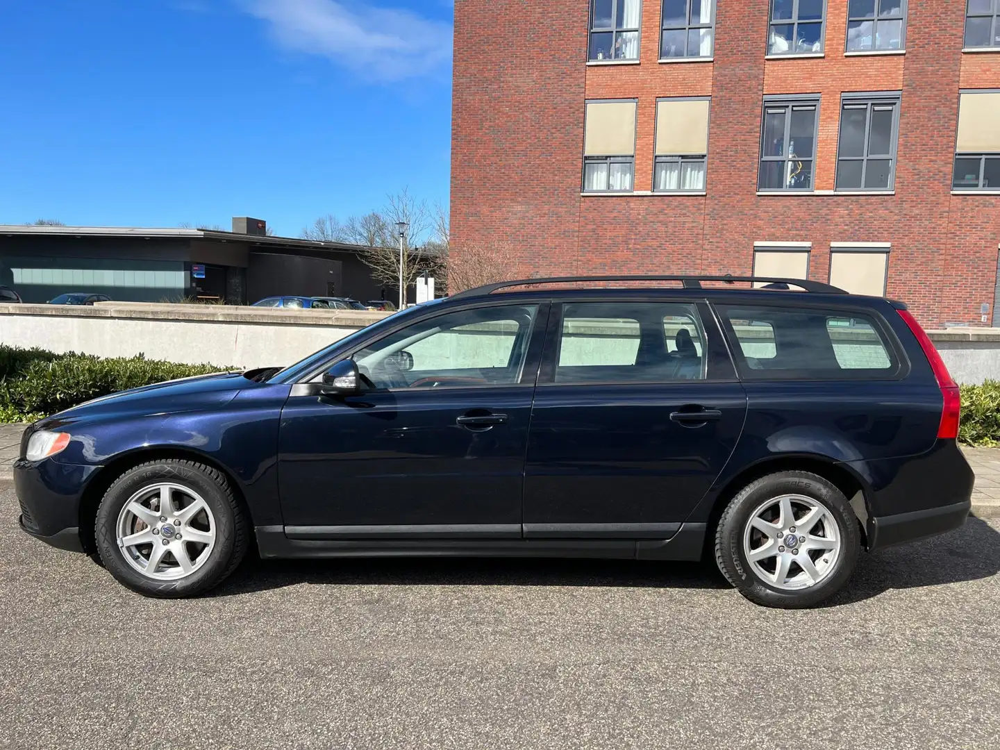 Volvo V70 2.5T Momentum AUT /Airco/Cruise/LMV/Elek. Pakket Bleu - 2