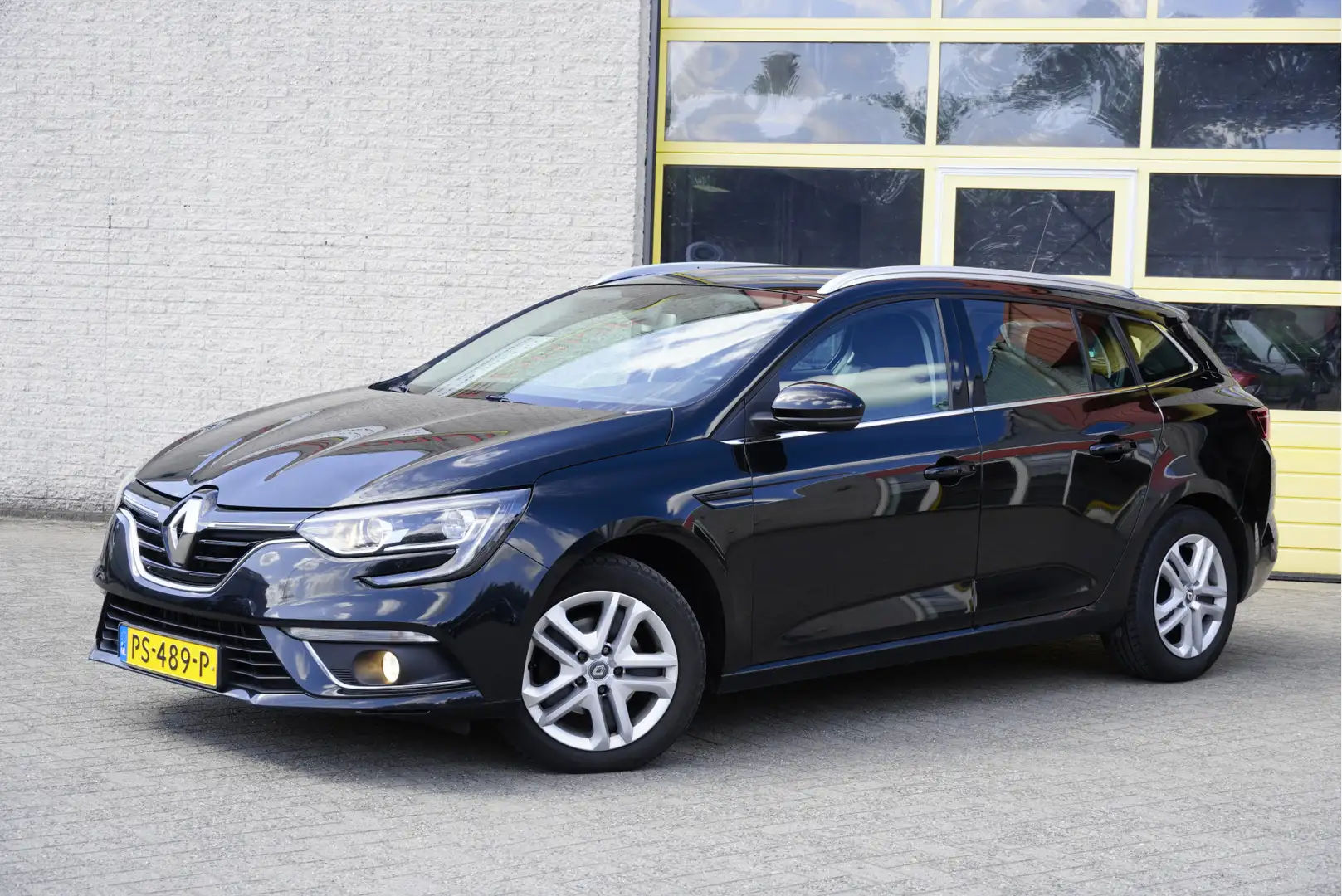 Renault Megane Estate 1.5 dCi Eco2 Zen BJ2017 Led | Pdc | Navi | Zwart - 2