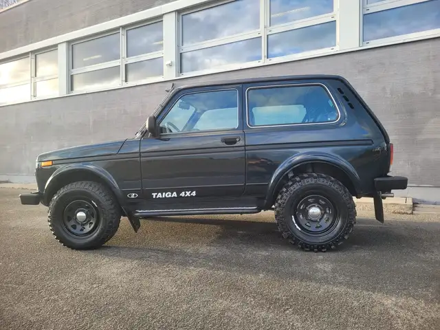 Lada Niva /Taiga 4x4 EURO 6-AHK-ABS-8 Fach Bereift !