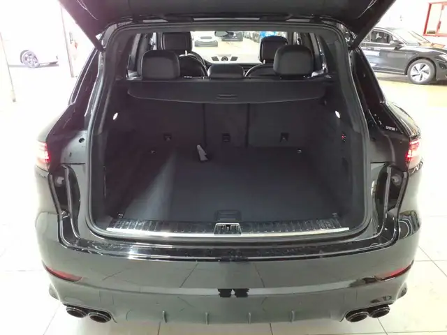 Porsche Cayenne view 15