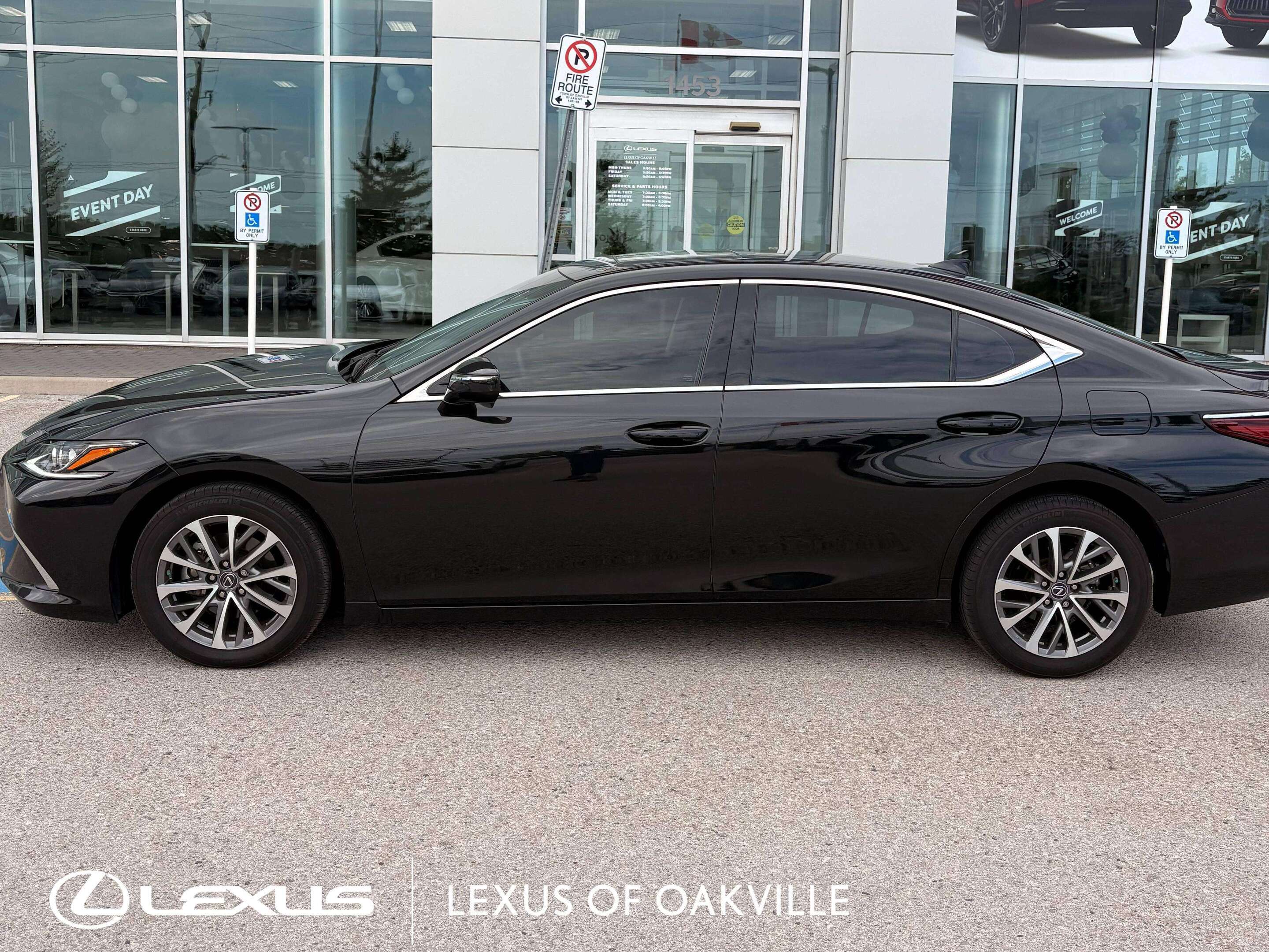 2025 Lexus ES Premium Package / One Owner / No Accidents