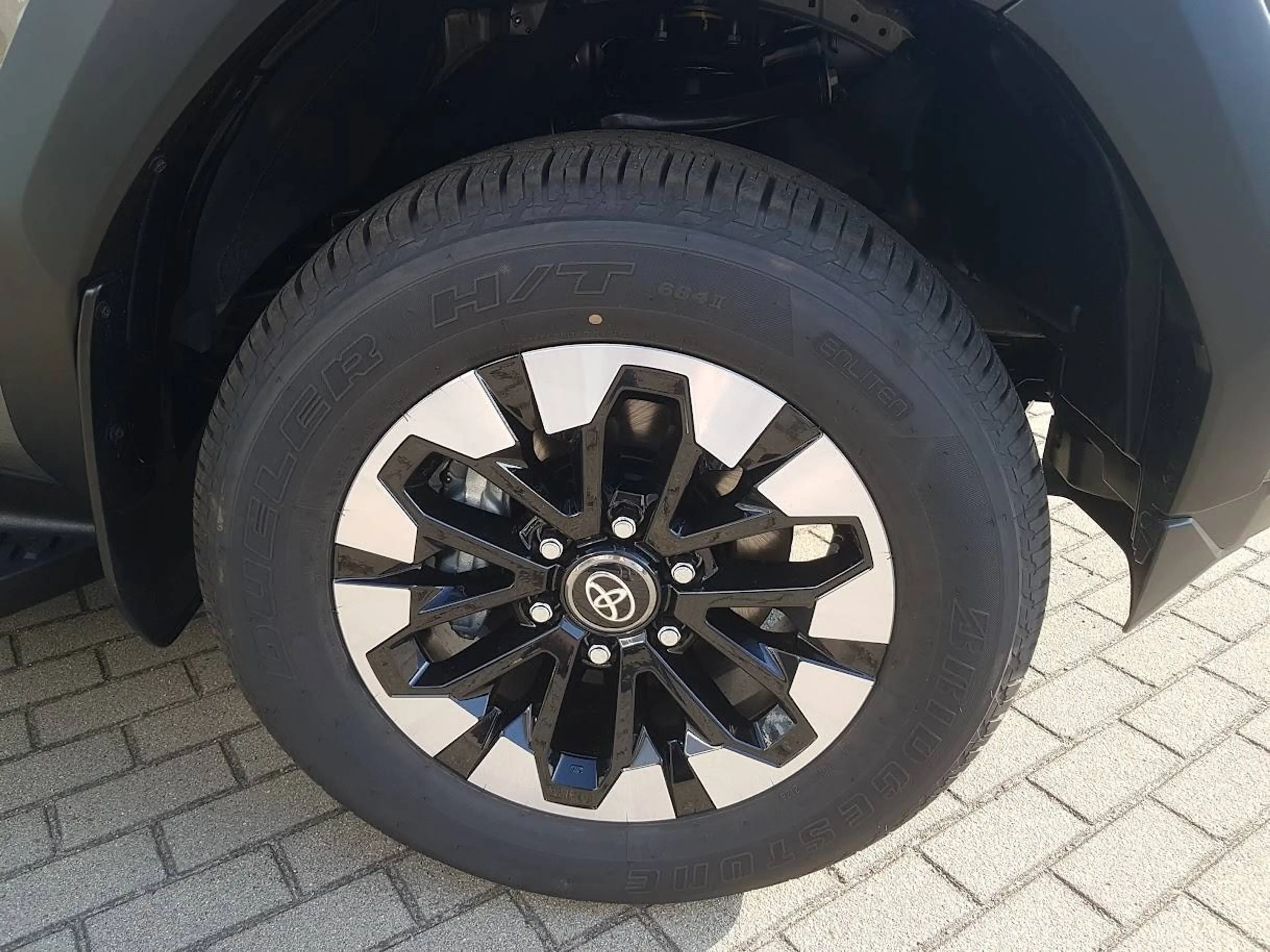 Toyota Hilux Double Cab 4x4 2,8 MildHybrid Automatik - Executive - — photo 4