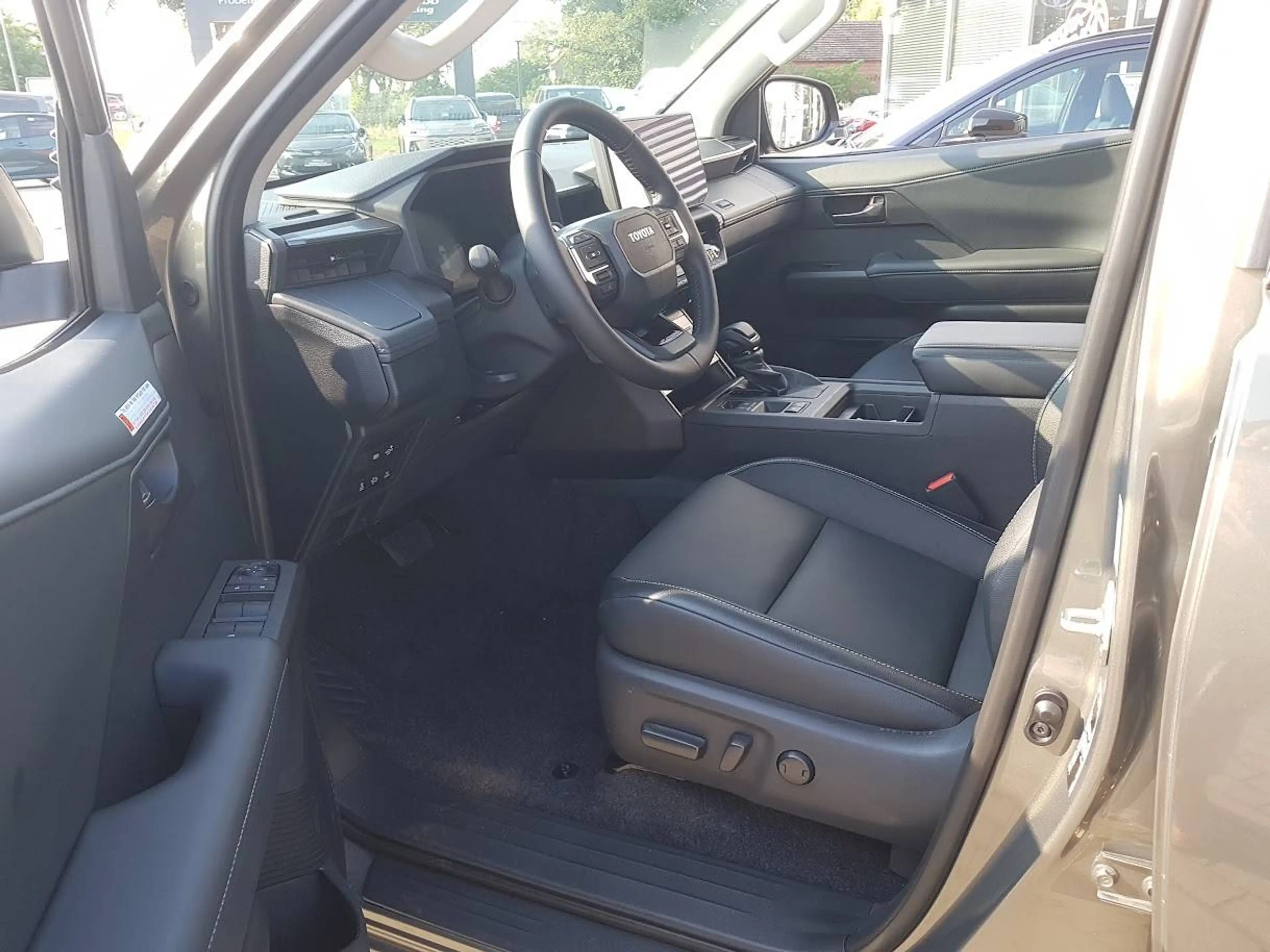 Toyota Hilux Double Cab 4x4 2,8 MildHybrid Automatik - Executive - — photo 8