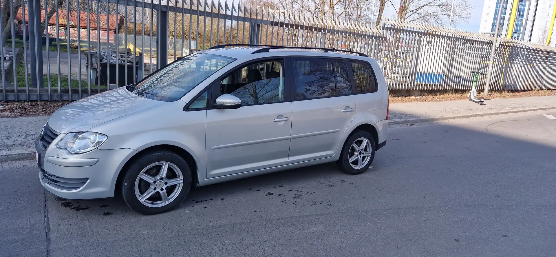 Volkswagen Touran TUV UND ASU NEU-TEC SEHR GUT Argent - 1