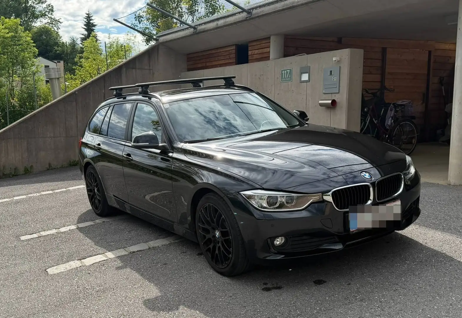 BMW 318 318d Touring Aut. Schwarz - 2