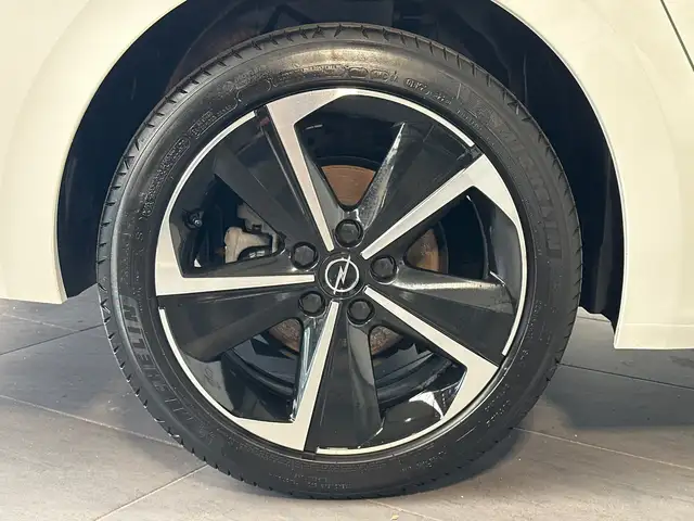 Opel Astra view 3