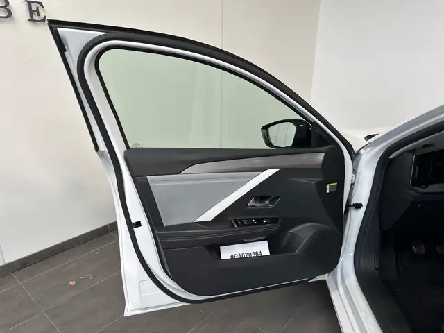 Opel Astra view 6