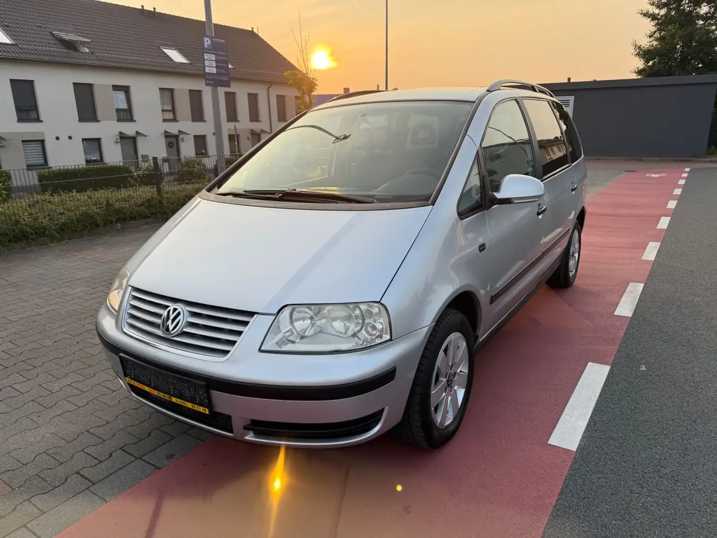 Volkswagen Sharan 2.0 Family*Automatik*2.Hd*17Tkm*Clima*Top Stříbrná - 1