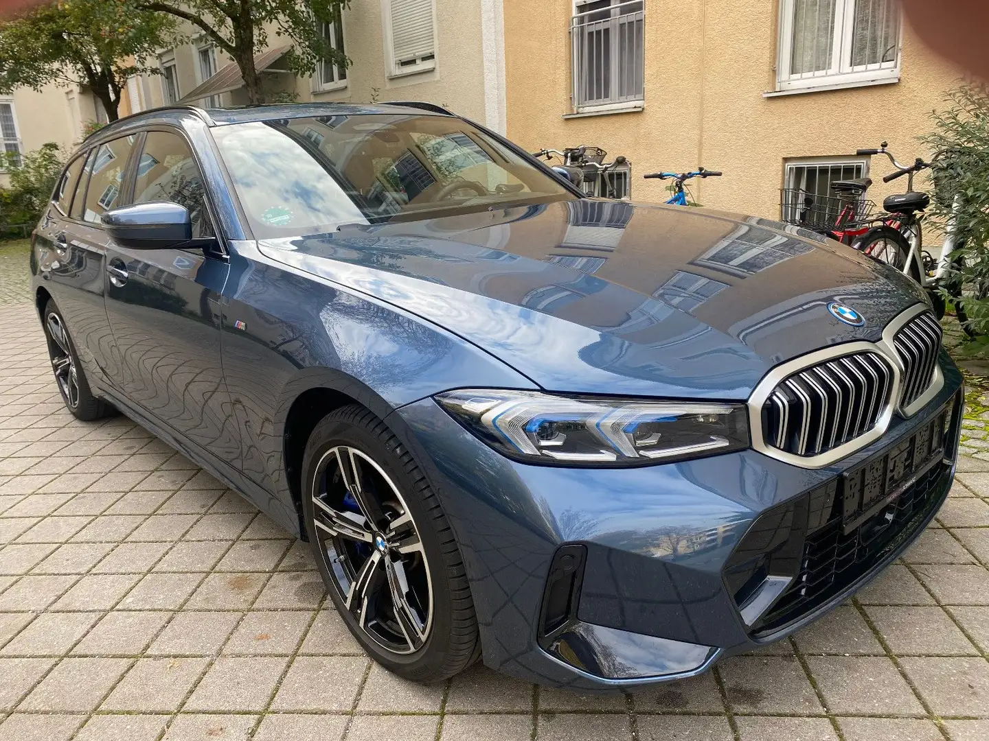 BMW 330 e xDrive Touring M Sport UVP: 85.649,06 Blau - 2
