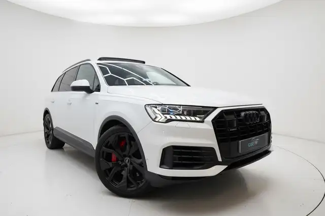 Audi Q7 view 3
