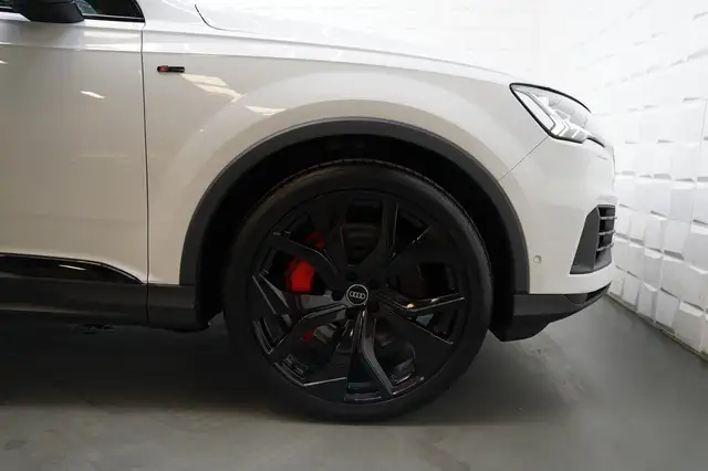 Audi Q7 view 10