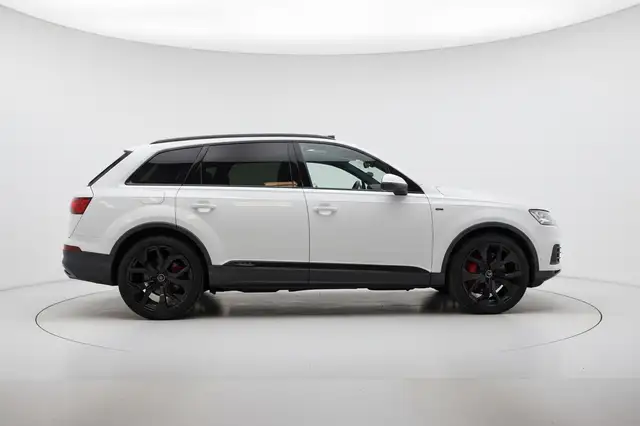 Audi Q7 view 4