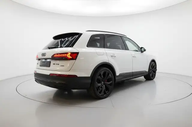 Audi Q7 view 6