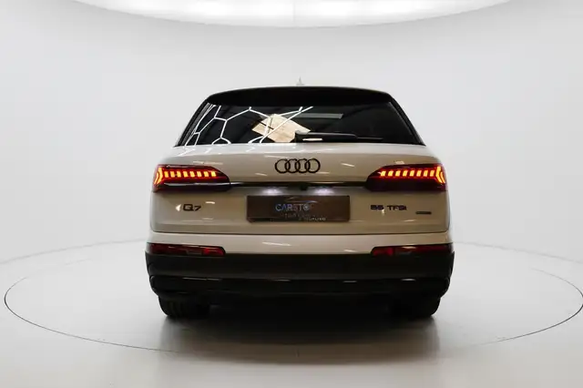 Audi Q7 view 7