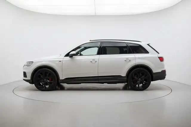 Audi Q7 view 5