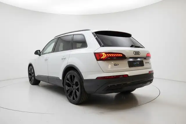 Audi Q7 view 8