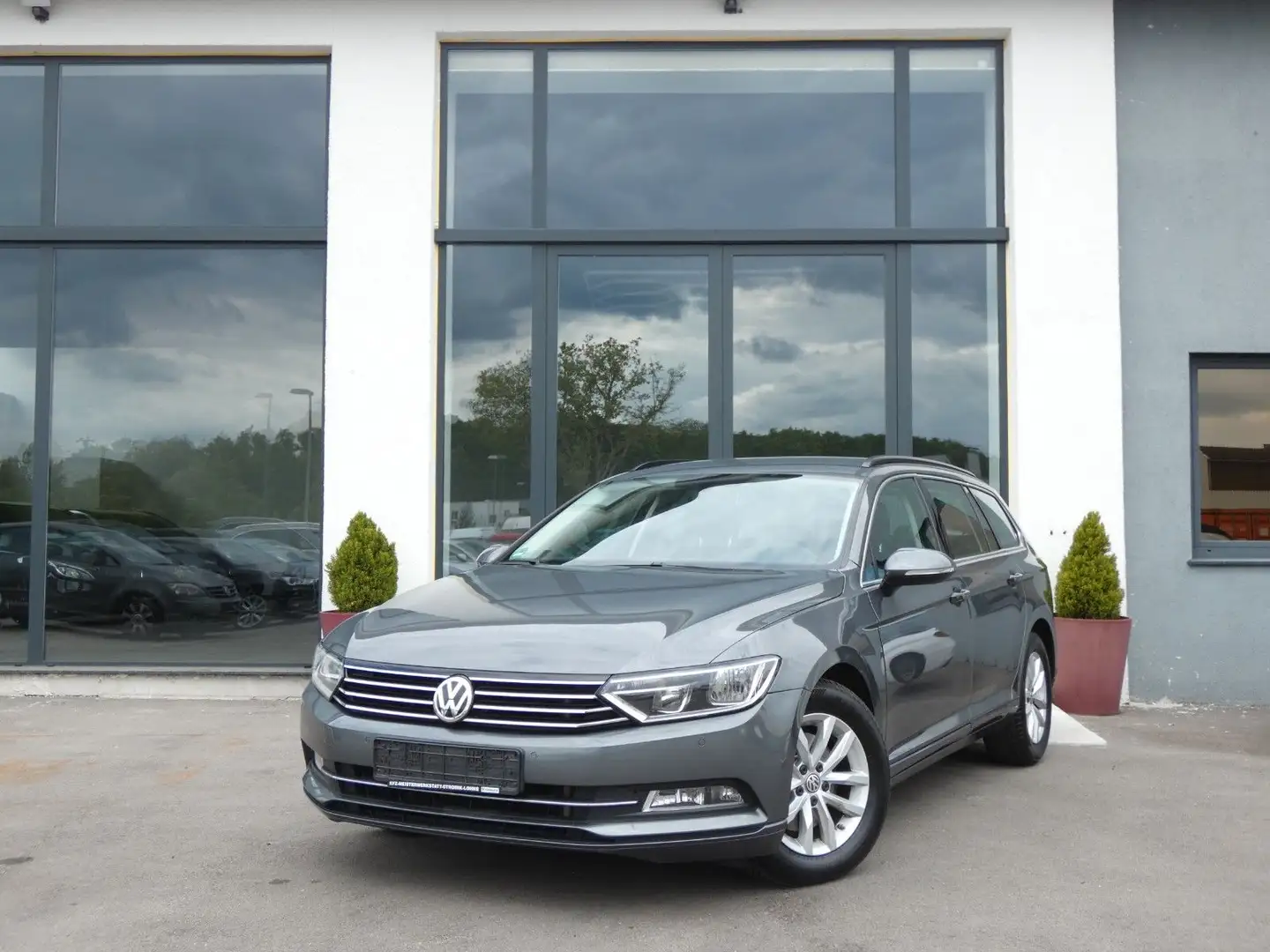 Volkswagen Passat Variant Comfortline*Navi*Shz*Pdc*Ahk*Aut* Gris - 1