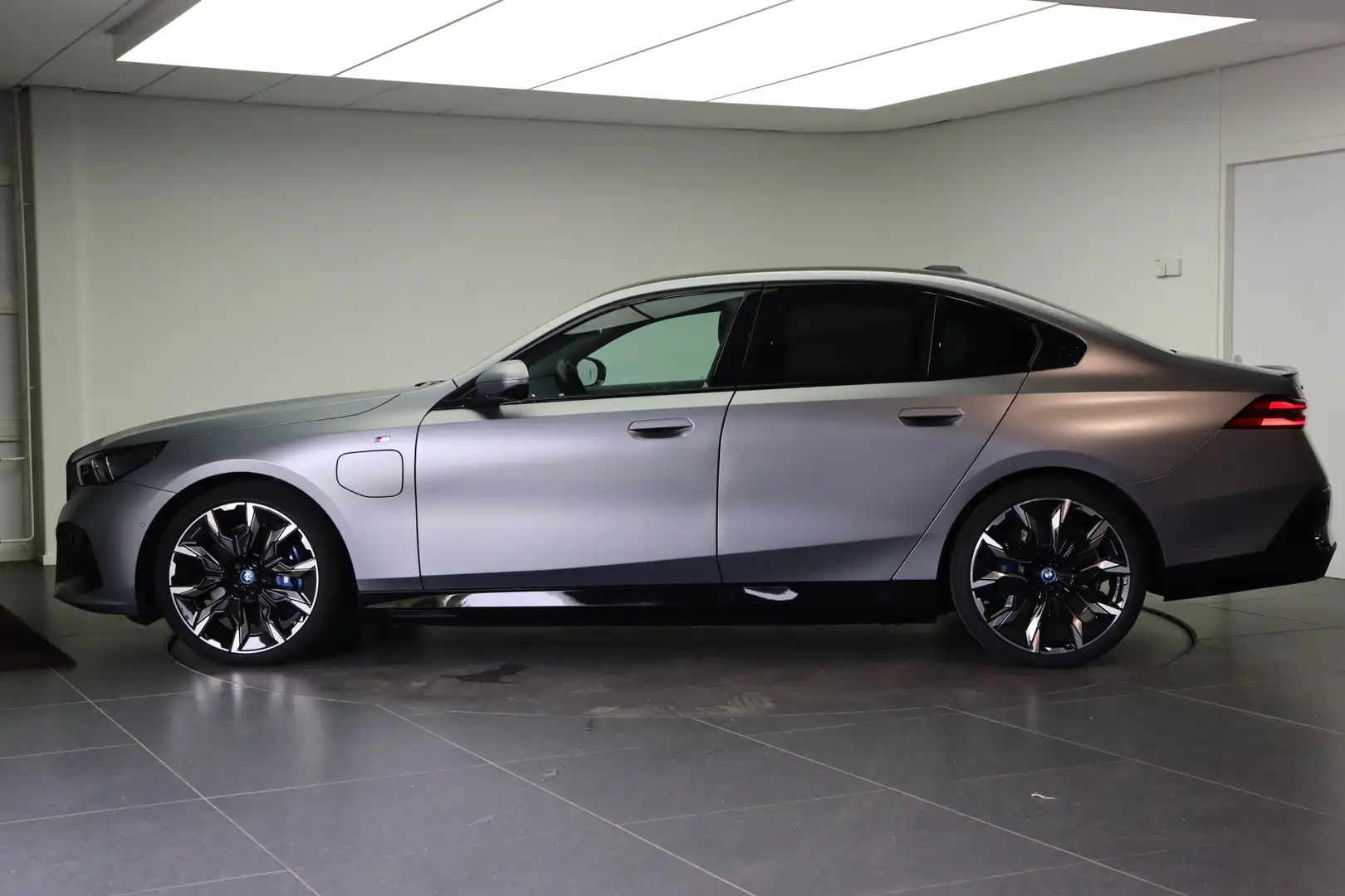BMW 550 5 Serie 550e xDrive M Sport Automaat / Panoramadak Grau - 2