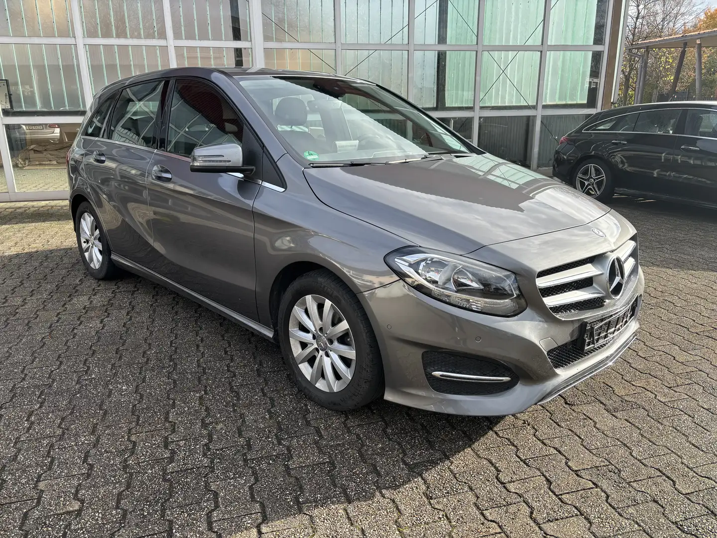 Mercedes-Benz B 180 B-Klasse Style AHK Navigation anklappbare Spiegel Grau - 1