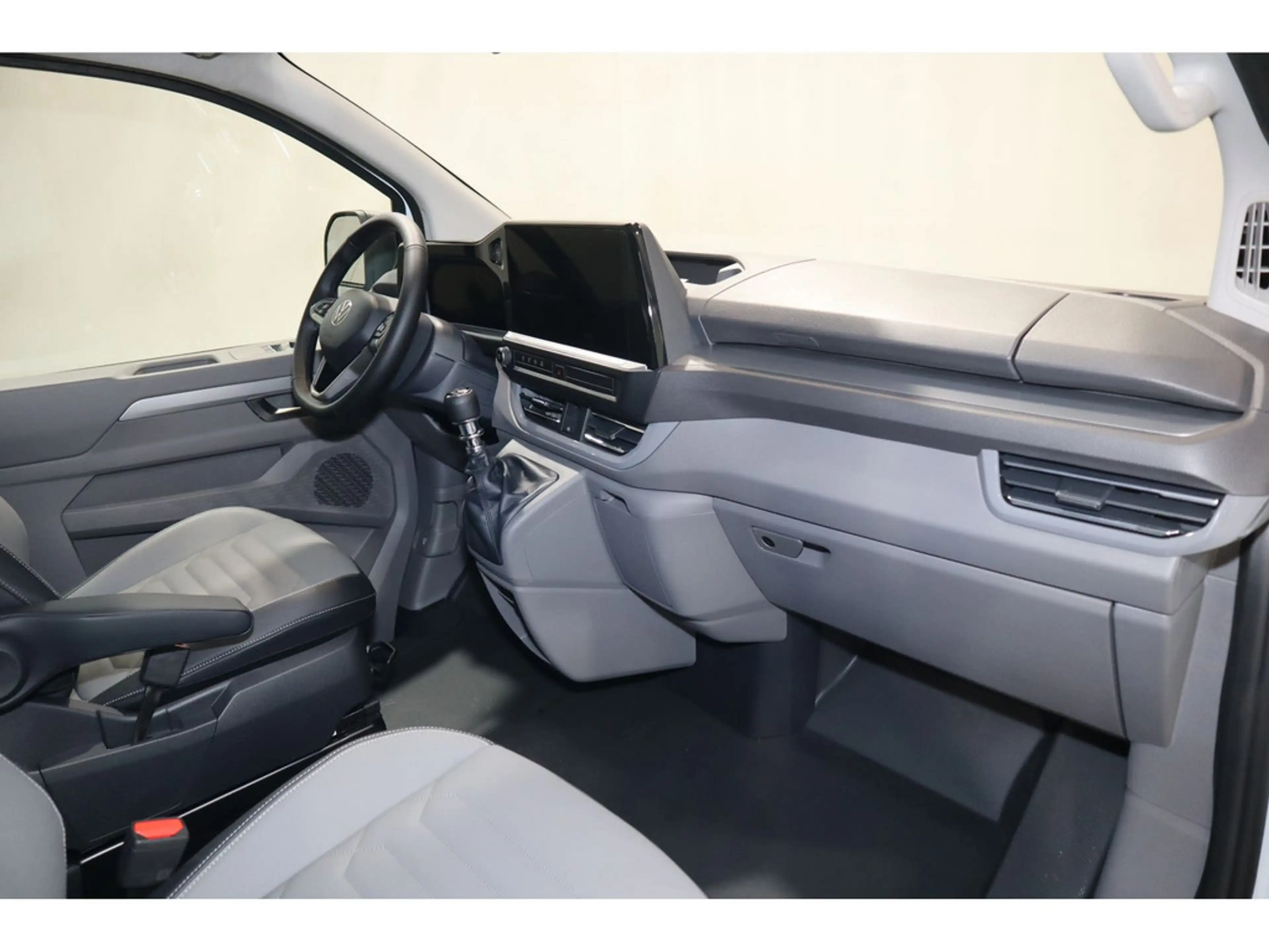 Volkswagen T7 Caravelle 2,0 l 81 kW TDI 6-Gang Radst. 3500 mm 2.0 TDI 81 kW LR — photo 15