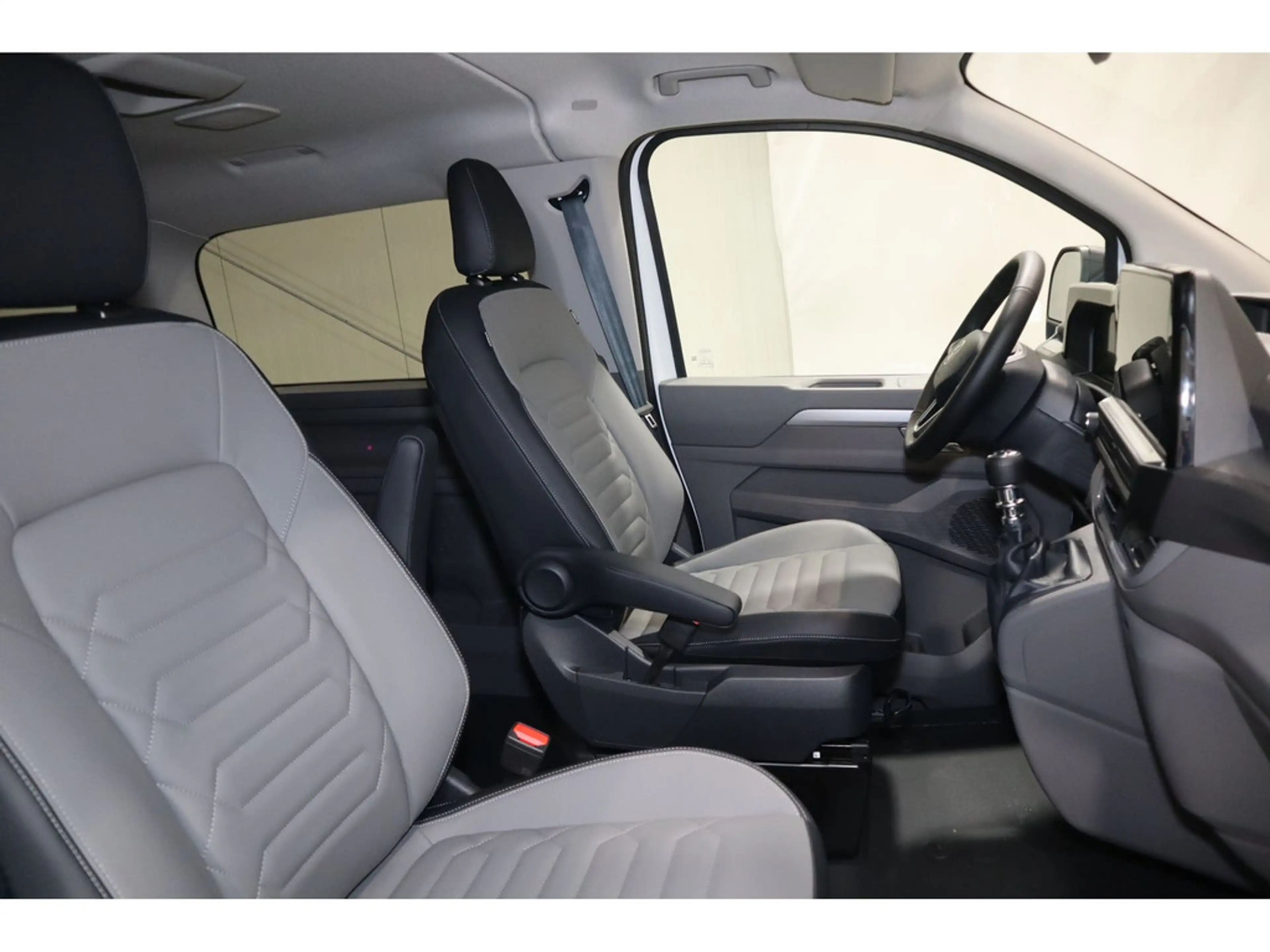Volkswagen T7 Caravelle 2,0 l 81 kW TDI 6-Gang Radst. 3500 mm 2.0 TDI 81 kW LR — photo 7