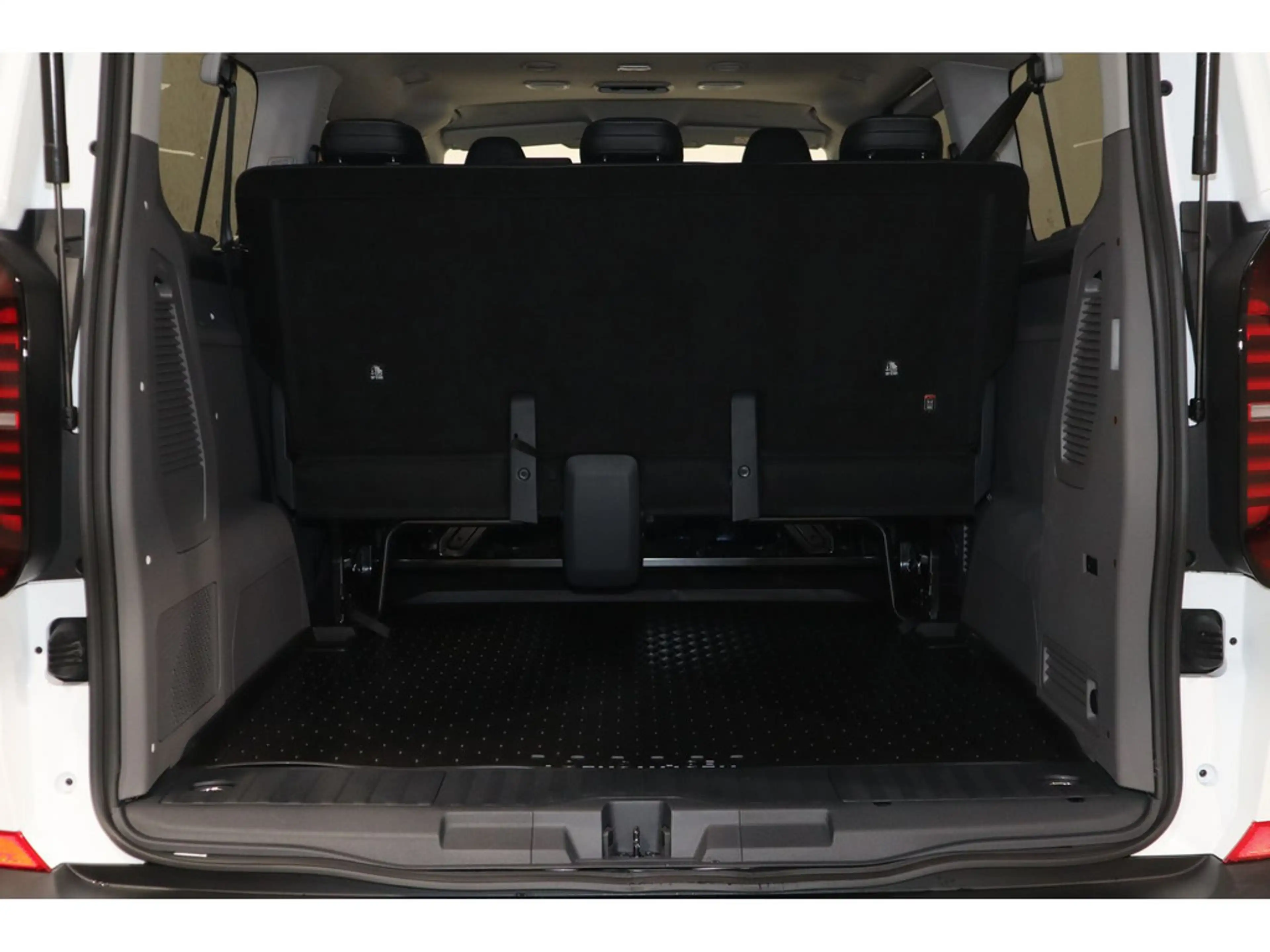 Volkswagen T7 Caravelle 2,0 l 81 kW TDI 6-Gang Radst. 3500 mm 2.0 TDI 81 kW LR — photo 6