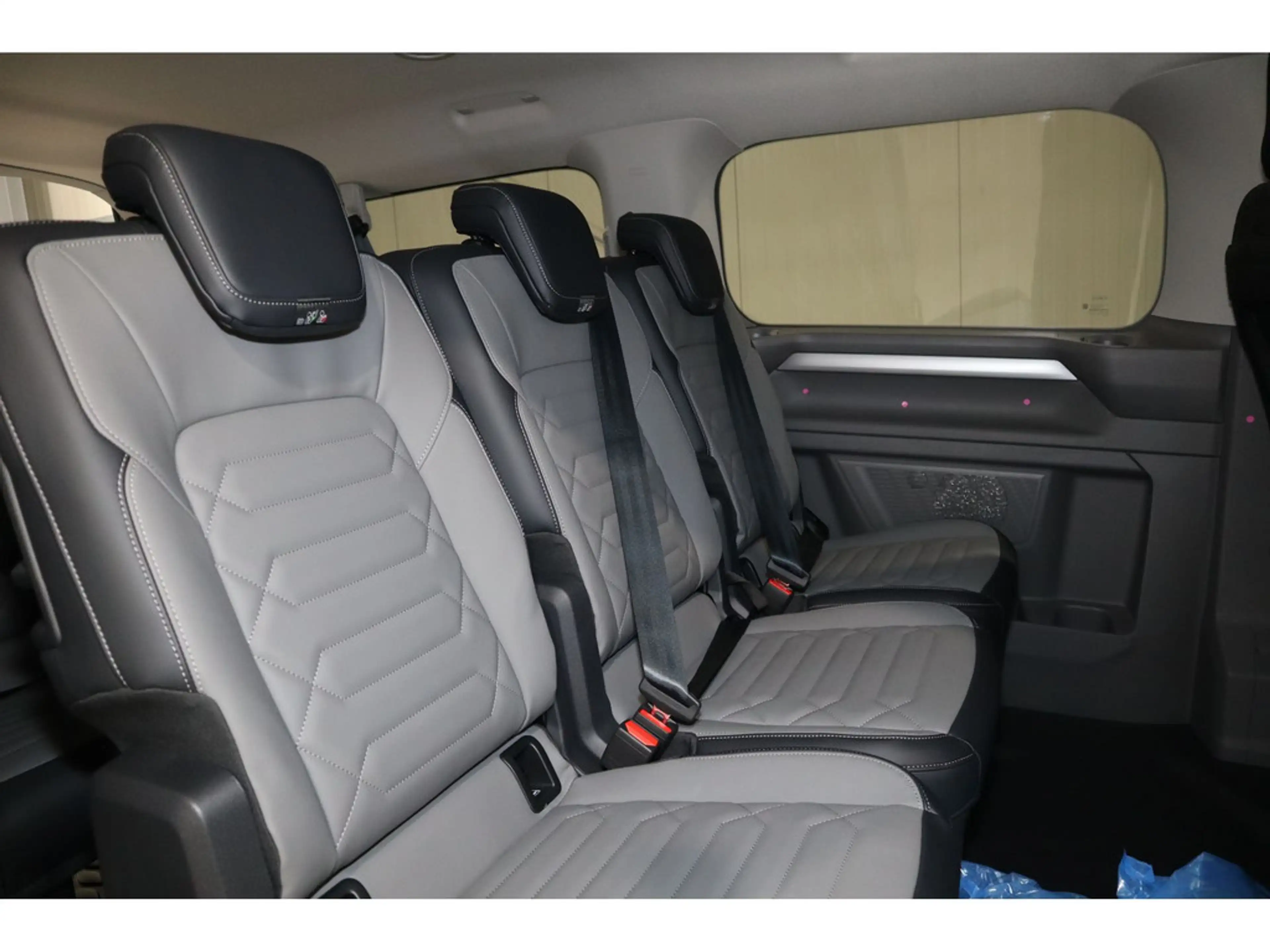 Volkswagen T7 Caravelle 2,0 l 81 kW TDI 6-Gang Radst. 3500 mm 2.0 TDI 81 kW LR — photo 13