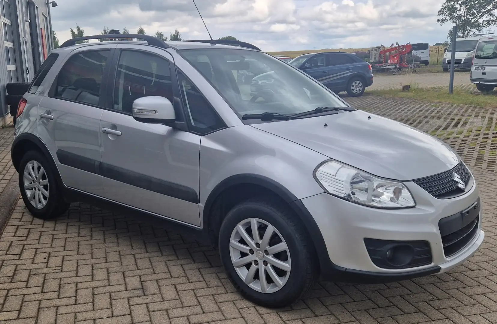 Suzuki SX4 1.6 VVT 4x4 Style+Ahk/Navi/PDC/Klimaauto/8fach ber Silber - 2