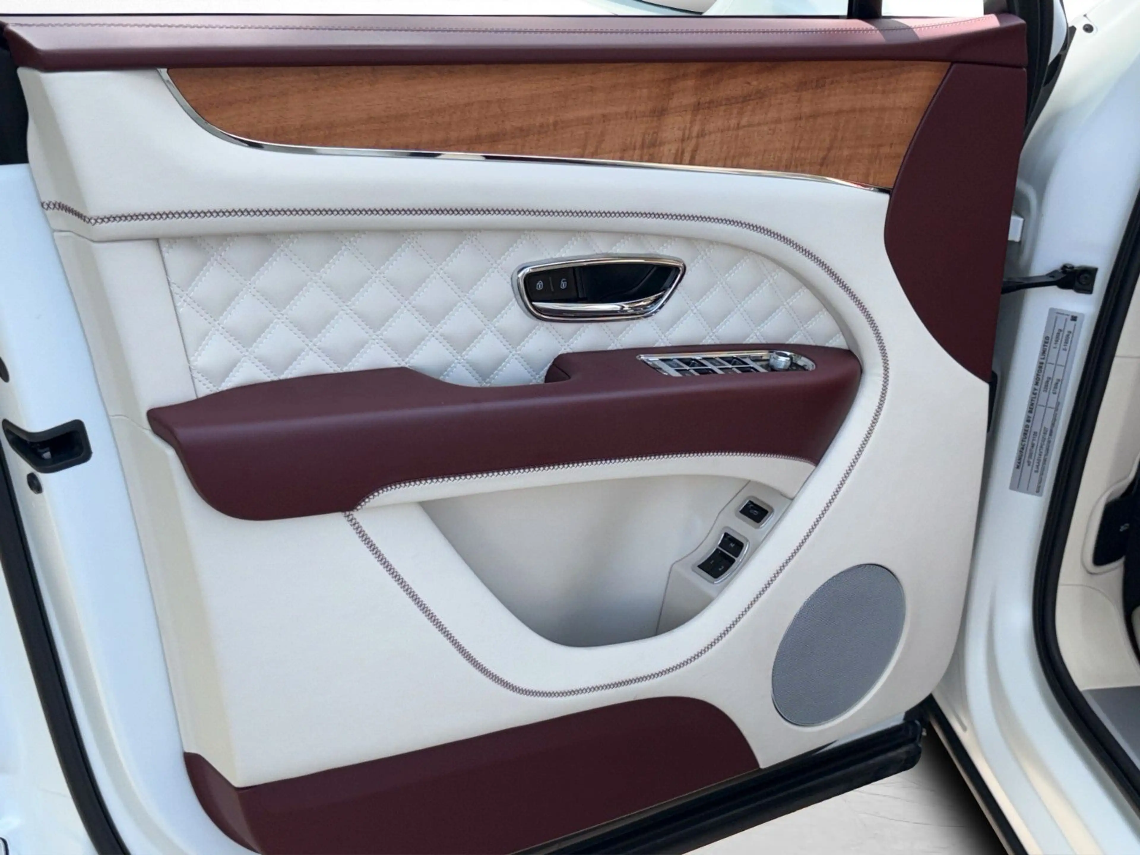 Bentley Bentayga 4.0 V8 white satin — photo 12