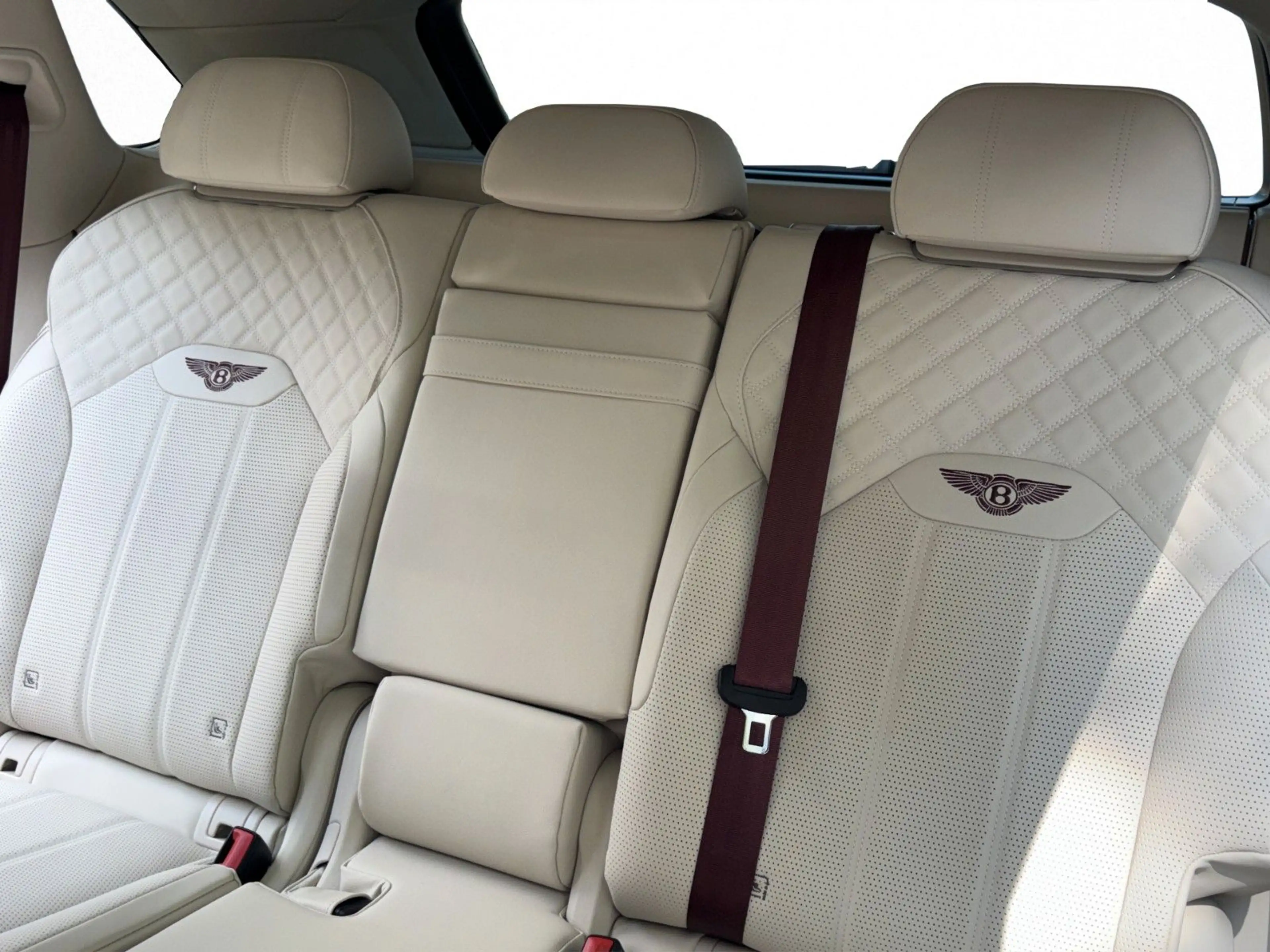 Bentley Bentayga 4.0 V8 white satin — photo 13