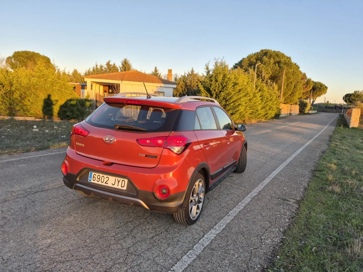 Hyundai i20 Pequeño Manual de 5 Puertas Naranja - 2