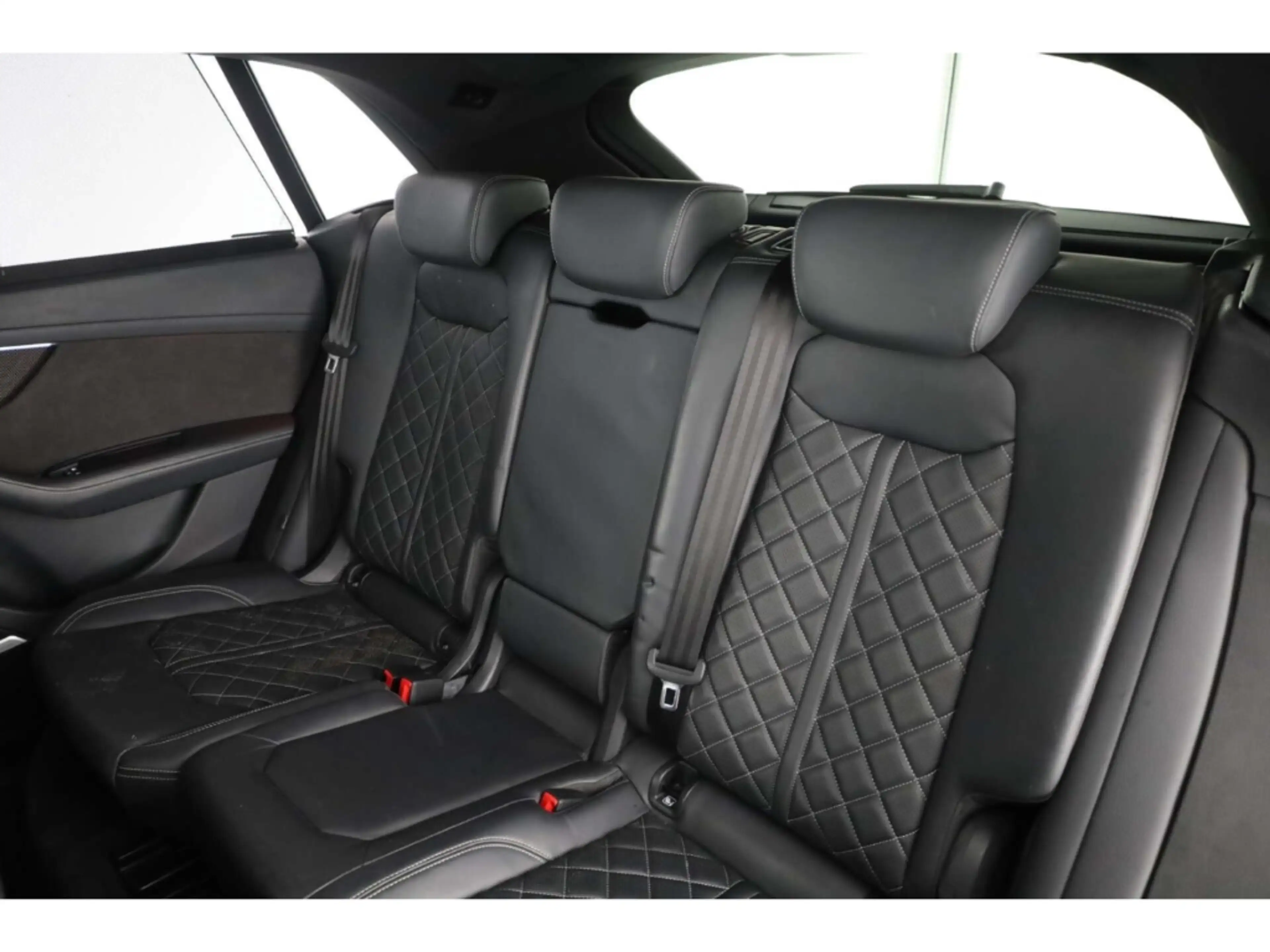 Audi SQ8 TFSI quattro — photo 11