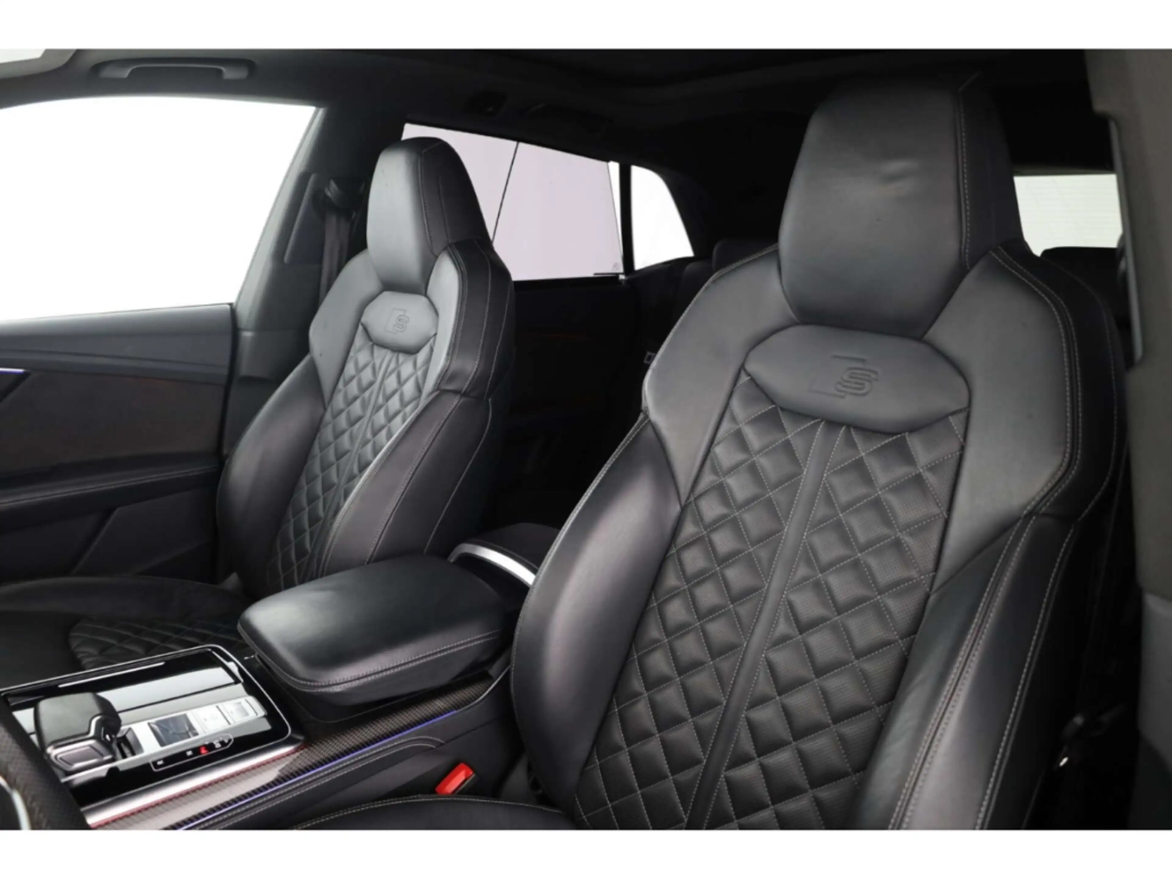 Audi SQ8 TFSI quattro — photo 10