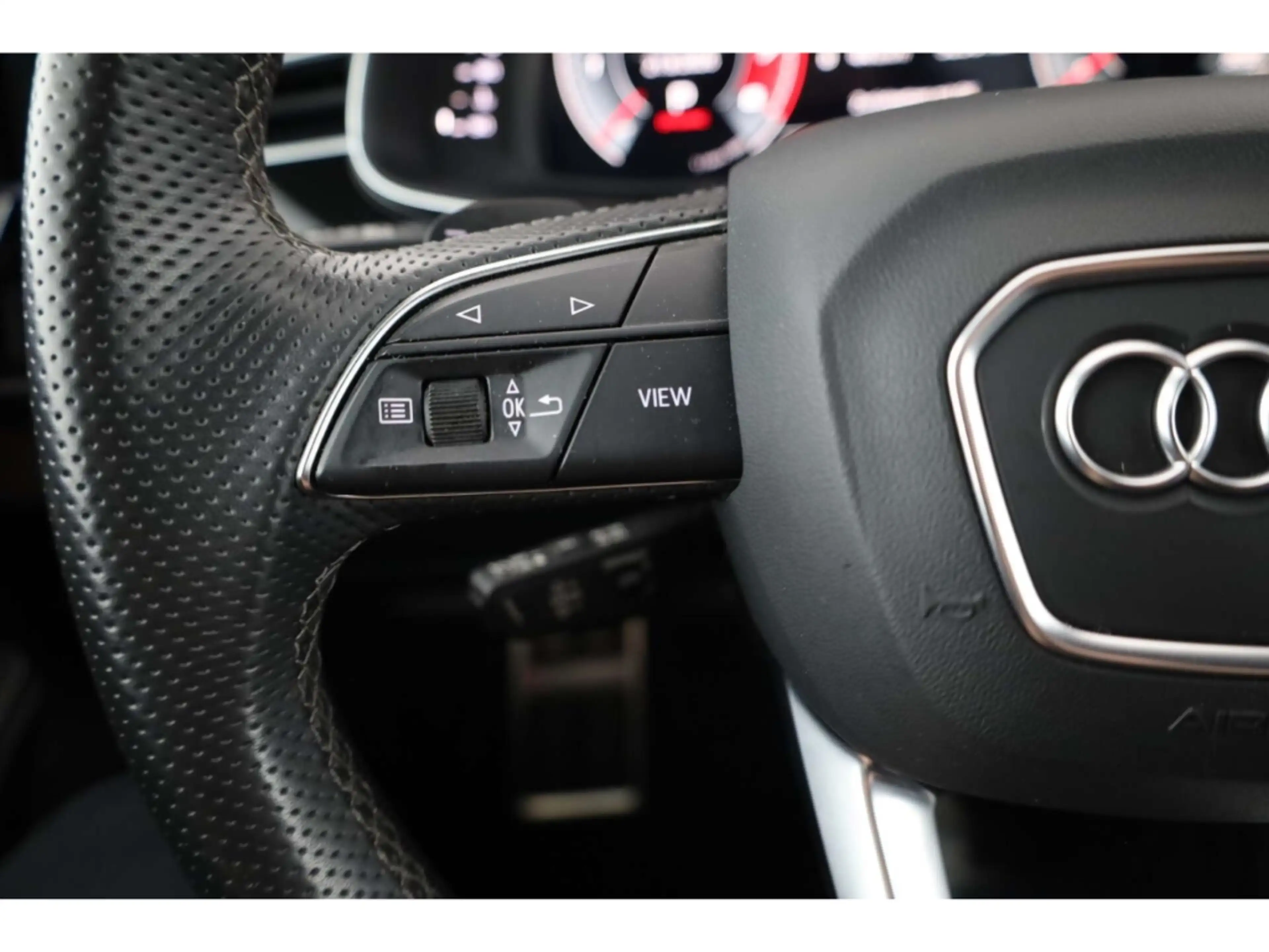 Audi SQ8 TFSI quattro — photo 14