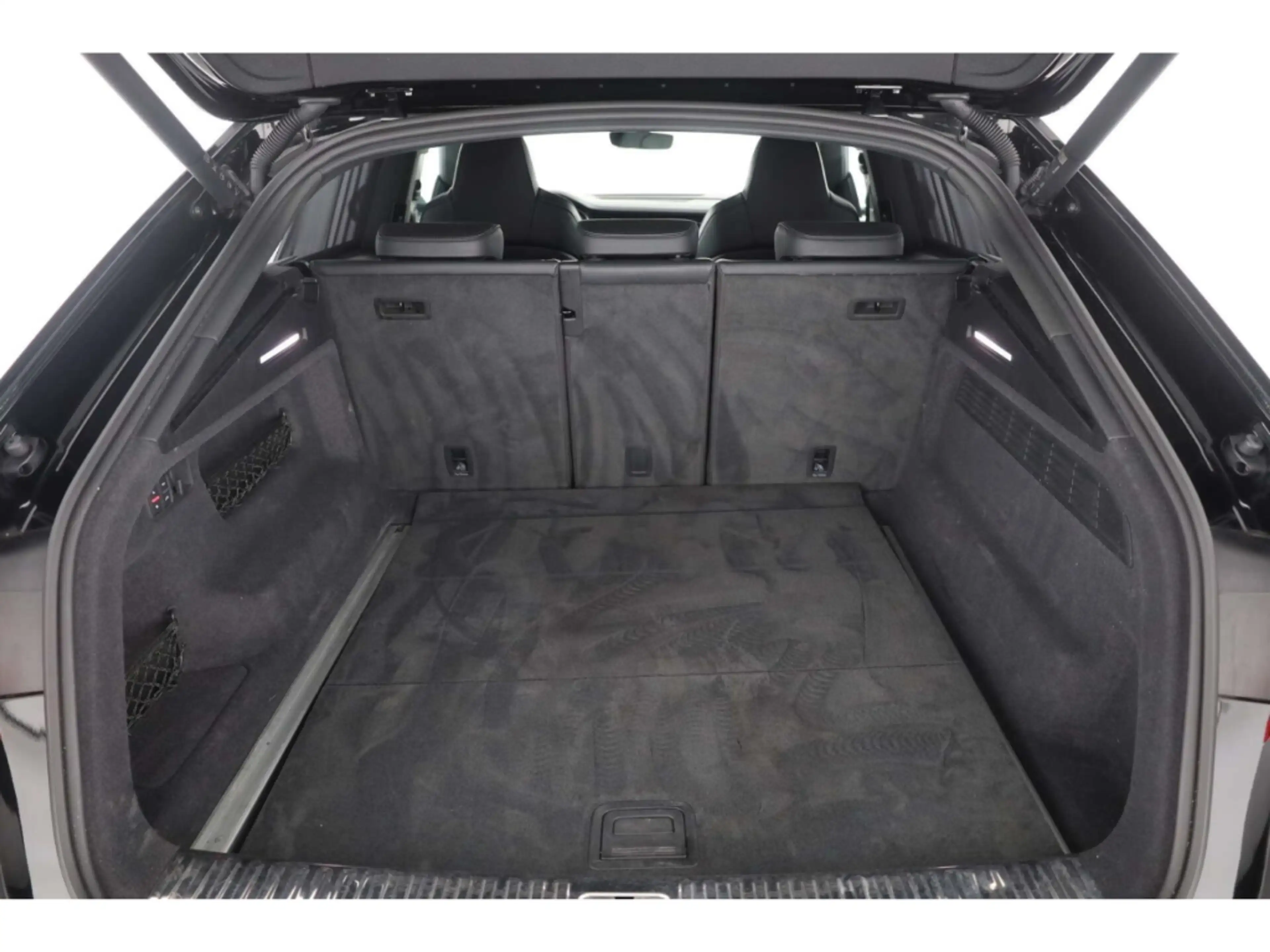 Audi SQ8 TFSI quattro — photo 12