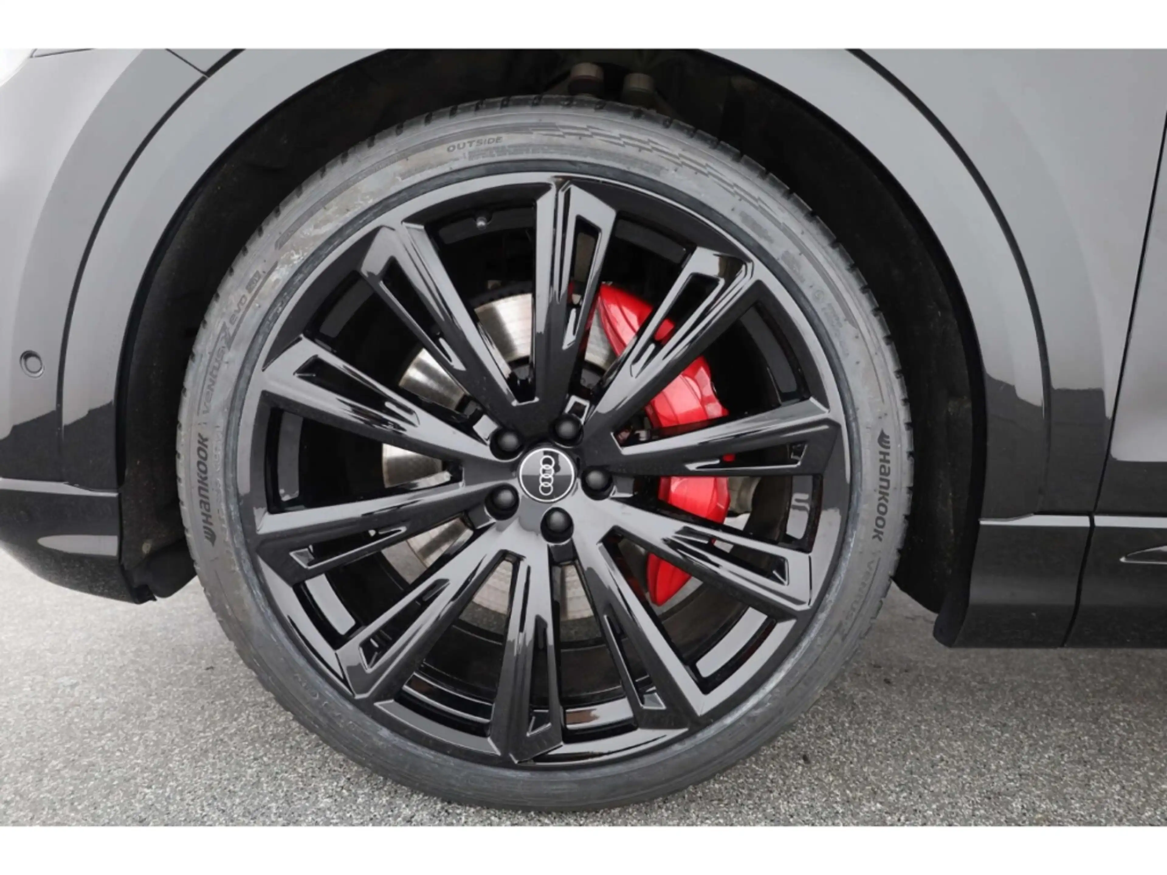 Audi SQ8 TFSI quattro — photo 8